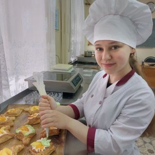 Отделка слоеных пирожных кремом и фруктами