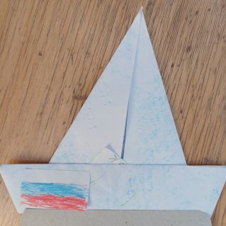 Плывет, плывет кораблик