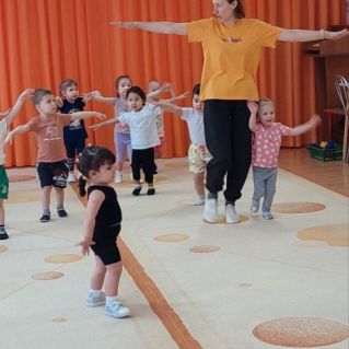 "Кто летит быстрее птицы? Охраняет кто границы? Облака под солнцем тают и в полёт нас приглашают".