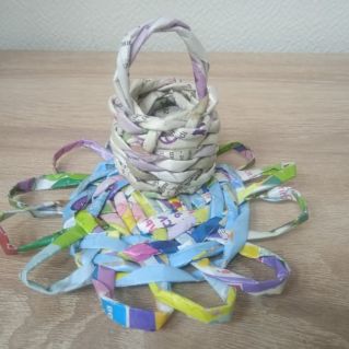 "Подставка под чашку из газетных трубочек"