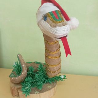 Год Змейки наступает.  Нам счастье обещает.