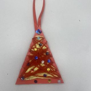 Ёлочная игрушка в технике «ниткография»