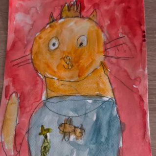 Котенок наблюдает за рыбкой