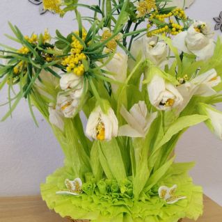 Первые подснежники для мамы