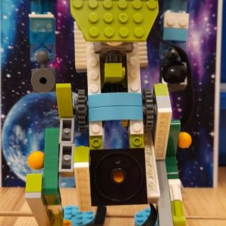 Робот-защитник лунной базы