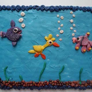 Гусёнок в пруду