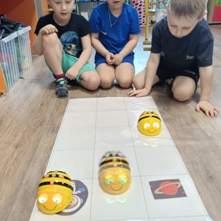 "КОСМИЧЕСКОЕ ПУТЕШЕСТВИЕ" с использованием робота Bee - Bot