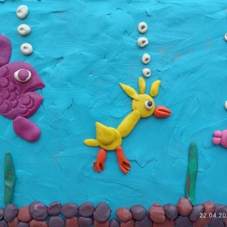 Гусёнок в пруду