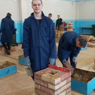 "Обучишь молодежь- быстрее стройку поведешь!"