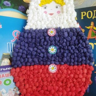 "Моя любимая матрёшка" (выполнена из смятых комочков салфеток).