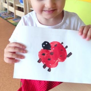 "Божья коровка, улети на небо..." (нетрадиционное рисование яблоком и пальчиками)