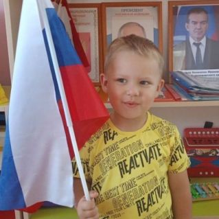 Трёхцветный Российский флаг.