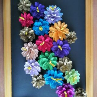 "Цветы из шишек"