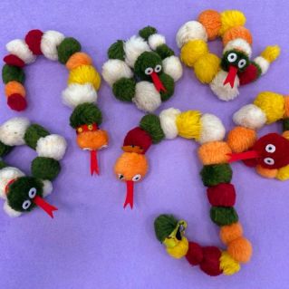 Змейка из помпонов