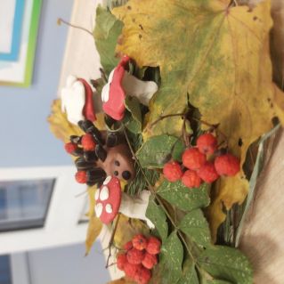 Маленький ёжик в осеннем лесу