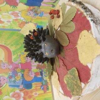 Ёжик осенью гуляет и листочки собирает