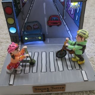 "Чтобы меньше было бед- "Будь по-ярче!"- вот совет! Светоотражатели носи- заметным будешь на пути!