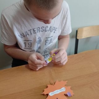 "Лист осенний , лист резной"