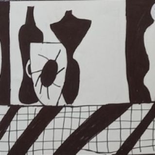 Вазы на столе.