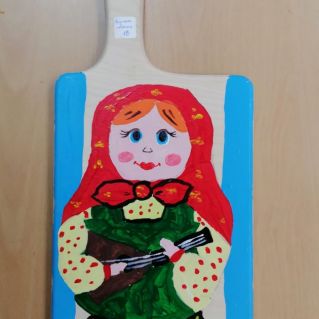 Роспись доски "Матрешка с балалайкой"