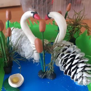 Лебеди в пруду