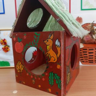 Кормушка для зимующих птиц.