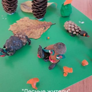 "Лесные жители" (поделка из природного материала)