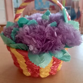 Корзинка весенних цветов для мамы