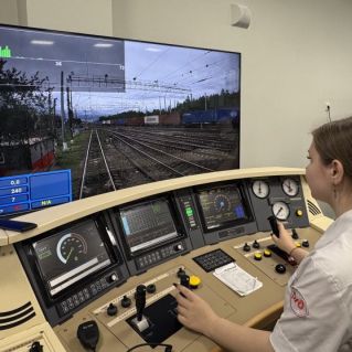 Студентка СПО за профессиональным тренажёром