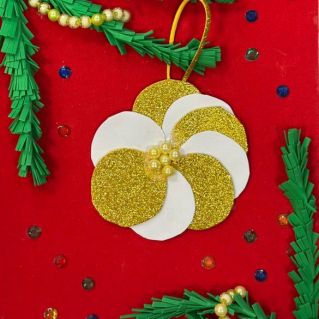 Волшебная игрушка на пушистой веточке ели