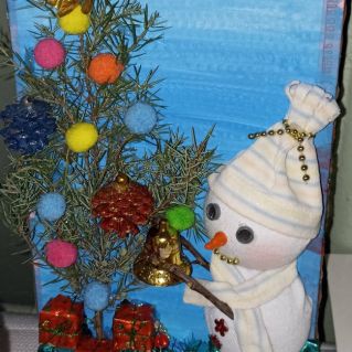 объемная поделка из подручных материалов  "Снеговик спешит на праздник"