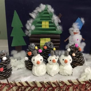объемная поделка из подручных материалов  "Новогодние снеговички"