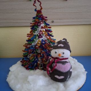 "Снеговик у ёлки"