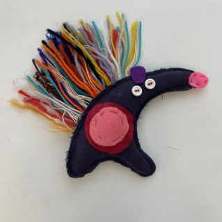 "Веселый еж" из фетра и пряжи