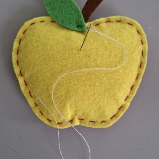 Игольница из фетра "яблоко"