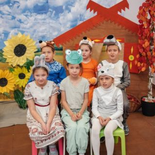 Театрализованная постановка по сказке "Теремок"