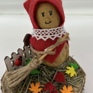 Девочка из природного материала