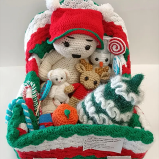 "Хорошо что Новый год, к нам приходит каждый год!"+