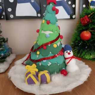 Снеговик у ёлочки