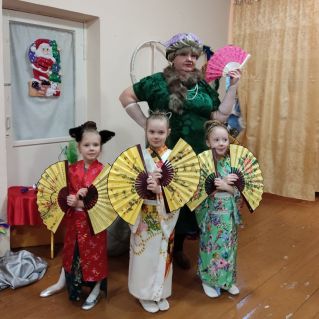 "Госпожа Беладонна и её сиамские кошечки"