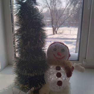 "Снеговик у елки"