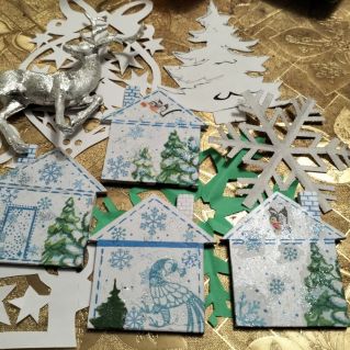 Домики в снежинках