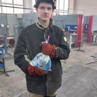 «А мою профессию — сварщика — знает даже Дед Мороз. Вот на Новый год мне подарочек принёс».