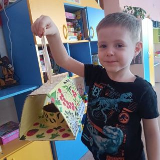 Кормушка для пернатых друзей