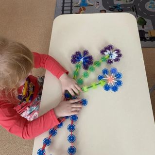 Маму очень я люблю и букет ей подарю!