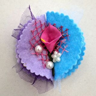 Брошь  для мамы из фетра