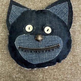 Мини-подушка "котик" из остатков джинсовой ткани
