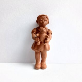 Девочка с игрушкой