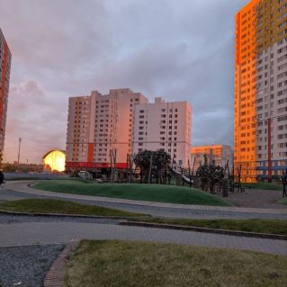 утреннее солнышко на площадке возле дома