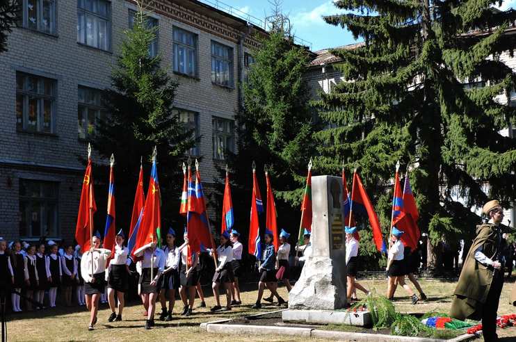 церемония памяти возле памятника воинам- байновцам